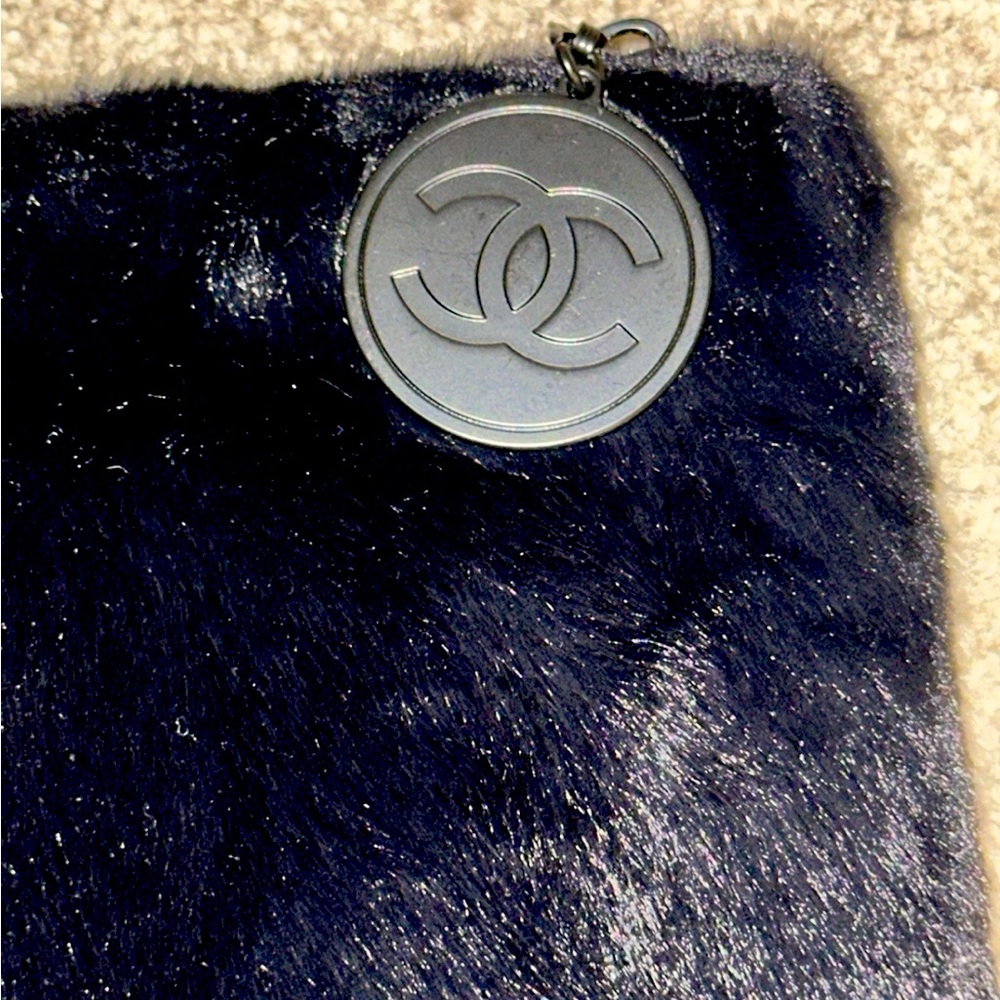 Brand new, rare furry authentic Chanel CC purse/ clutch/ cosmetic case,brand new - Picture 6 of 13